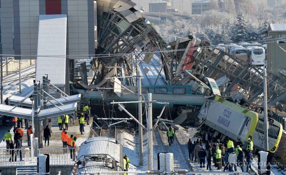 $!Choque entre un tren de alta velocidad con una locomotora deja 9 muertos y 47 heridos en Ankara