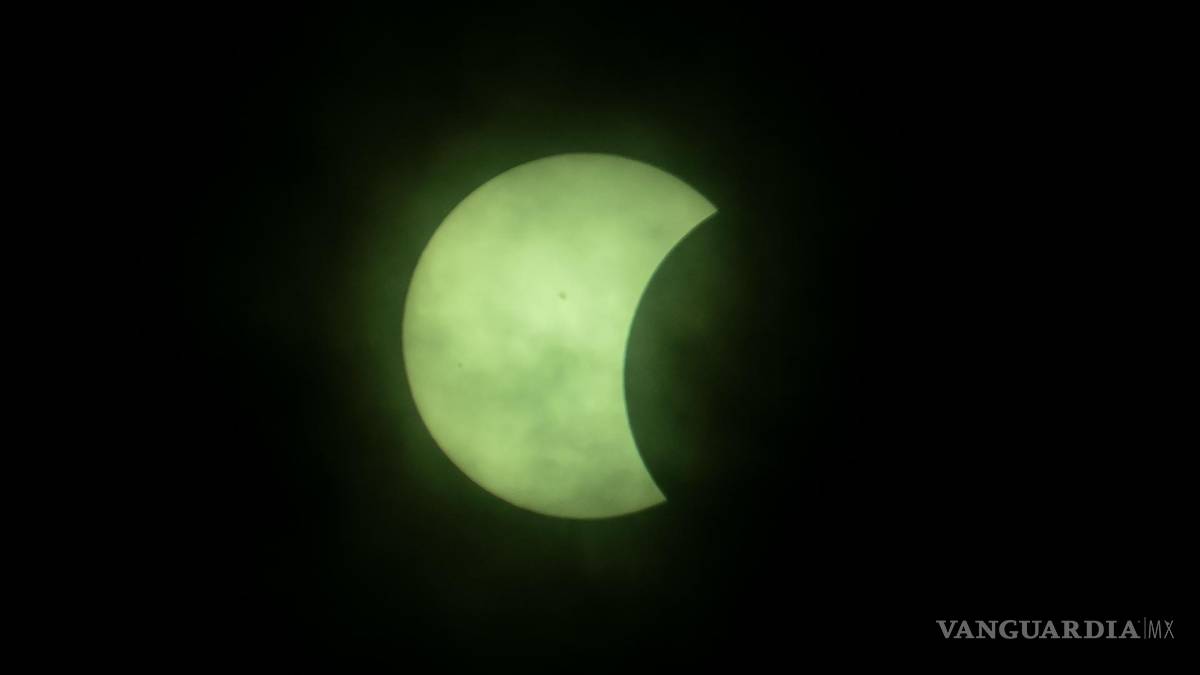 Así cautiva, maravilla y asombra el eclipse solar desde Mazatlán hasta la isla de Terranova (fotos)