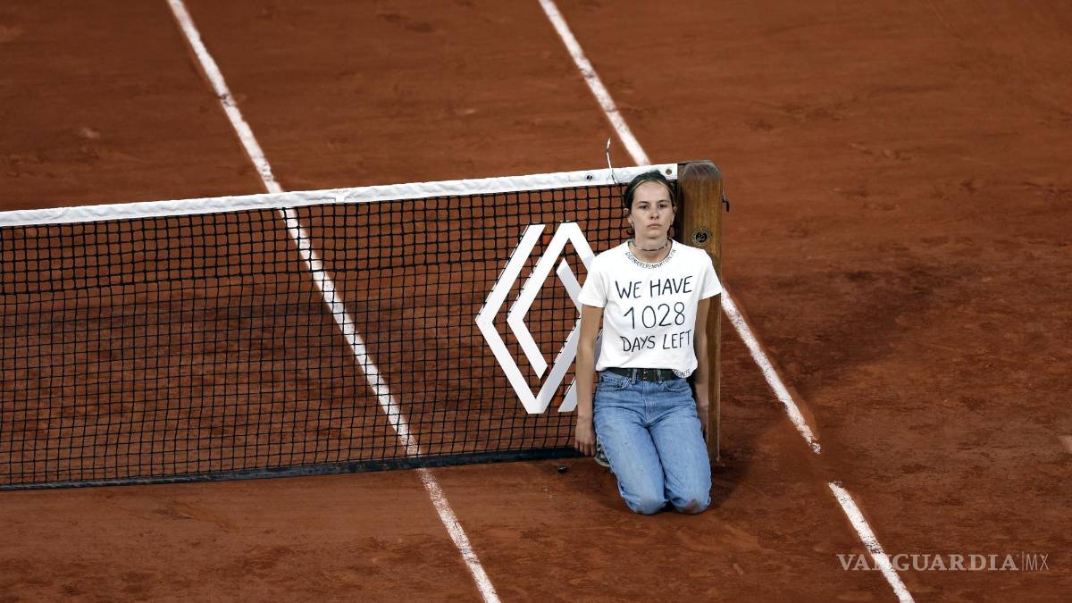 Una activista se encadena a la red e interrumpe la semifinal entre Casper Ruud y Marin Cilic en Roland Garros