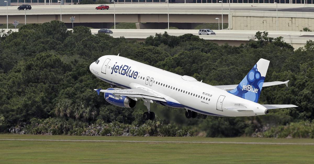 Vuelo de JetBlue que salió de Cancún aterriza de emergencia en EU; reportan varios heridos