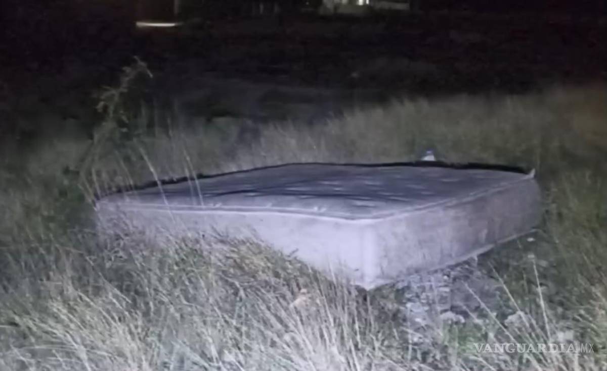 $!Testigos retiraron el colchón de la vialidad para evitar que ocurriera otro accidente.