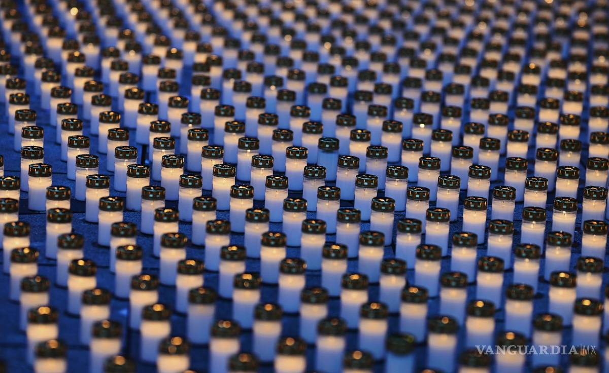 $!Velas colocadas en el suelo formando un mar de luces para niños en Ucrania en la plaza Saint Stephens en Viena, Austria, el 22 de febrero de 2024.