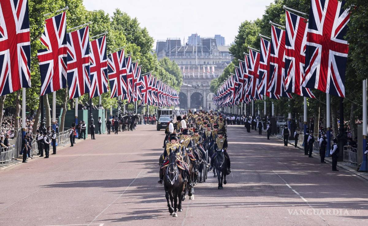 $!La tropa del rey de la artillería montada real recorre el paseo The Mall en camino para disparar una salva ceremonial en Londres.
