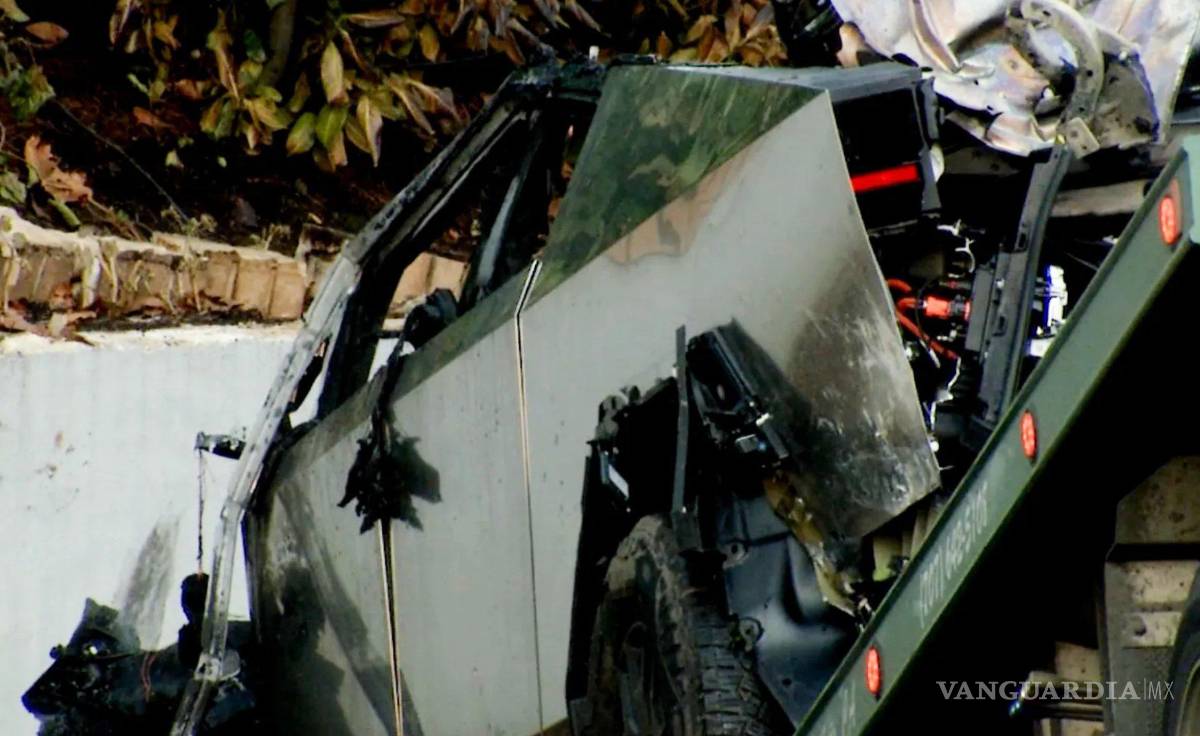 $!Cybertruck choca y se quema, tres mueren, en California