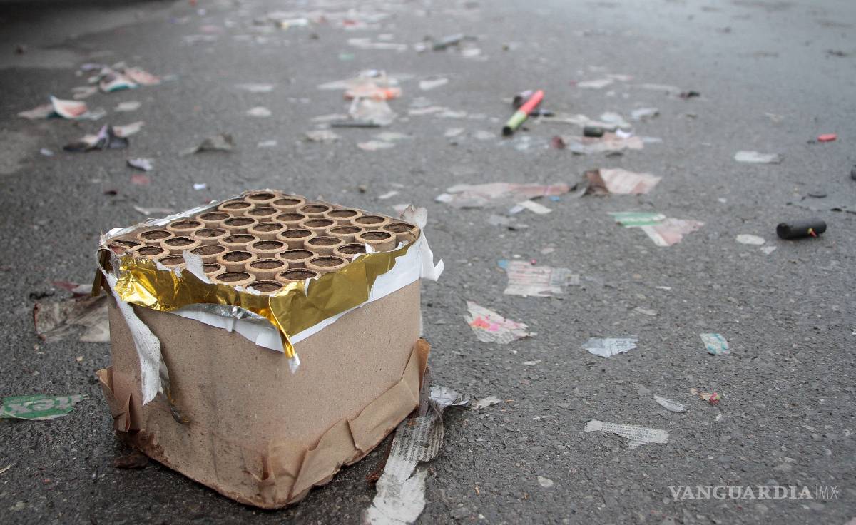 $!Las calles de Saltillo, sucias por restos de cuetes