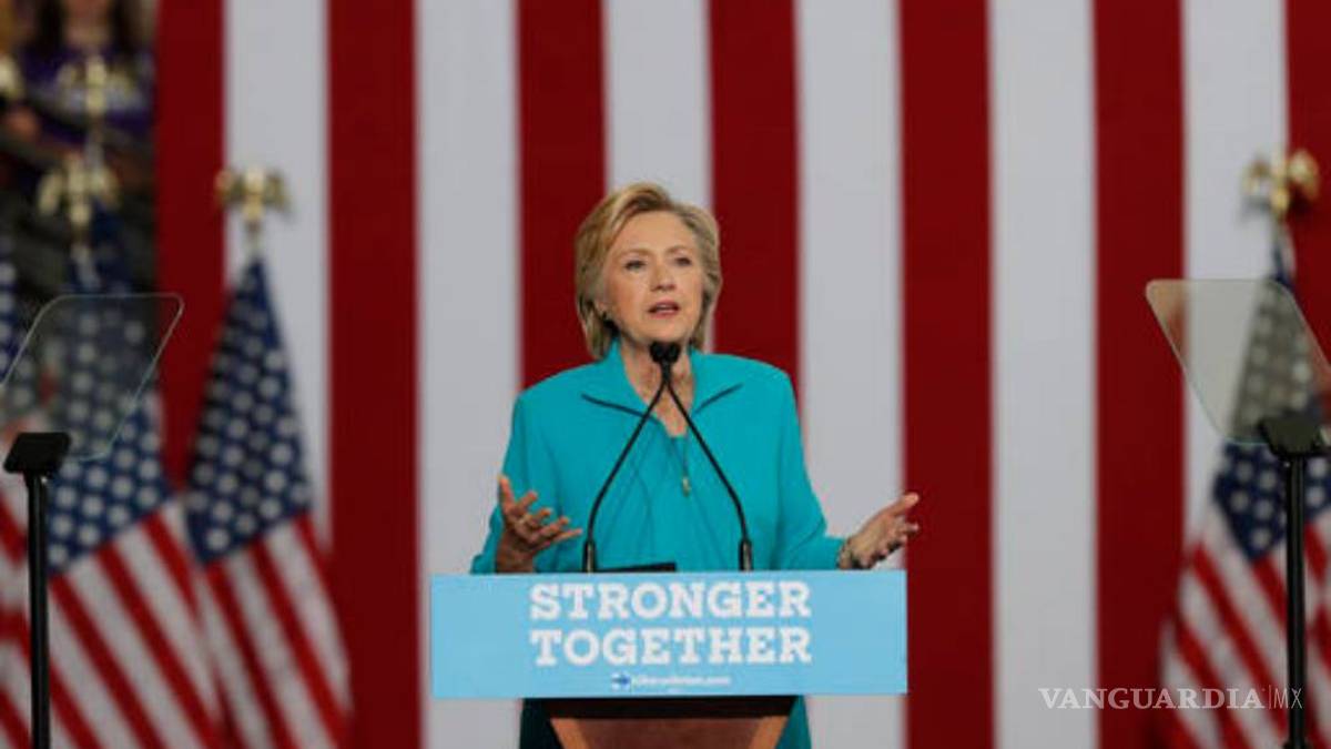 Trump hace su campaña en base a la paranoia: Clinton