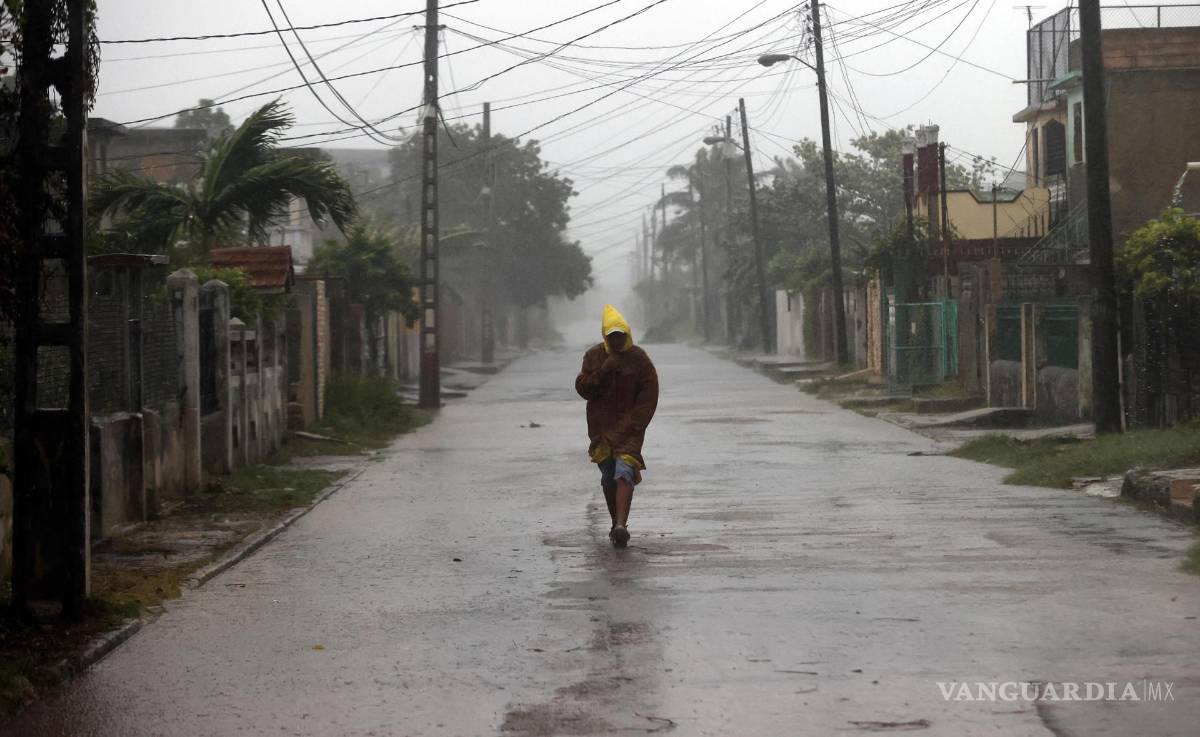 $!Un hombre camina en medio de la lluvia debido al paso del huracán Rafael en La Habana, Cuba.