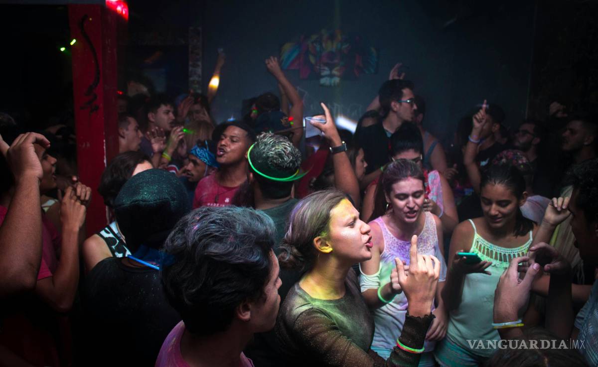 $!El alcohol suele generar una sensación inicial de bienestar, desinhibición y euforia.