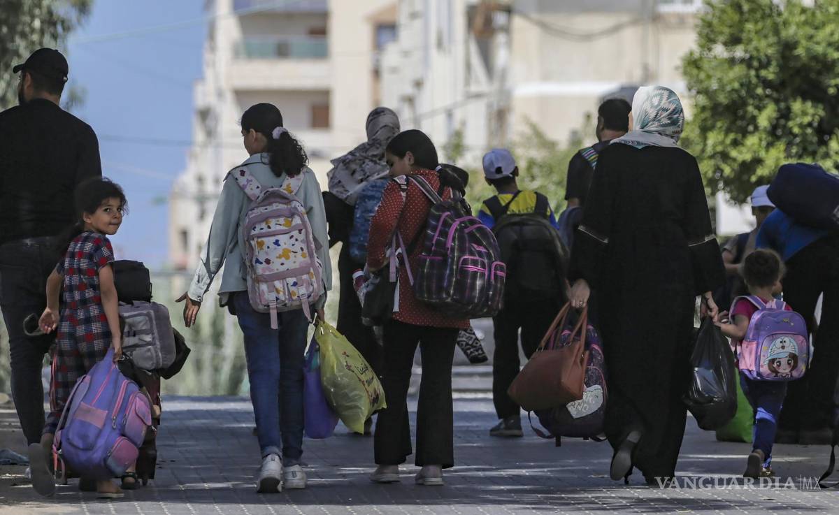 $!La gente evacua la ciudad de Gaza tras una advertencia israelí sobre un aumento de las operaciones militares en la franja de Gaza.