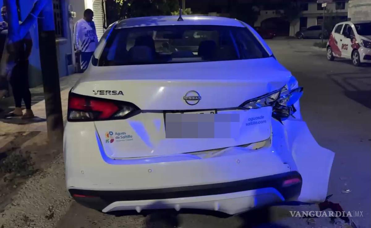$!Vecinos intervinieron para evitar que el conductor abandonara el lugar antes de la llegada de las autoridades.