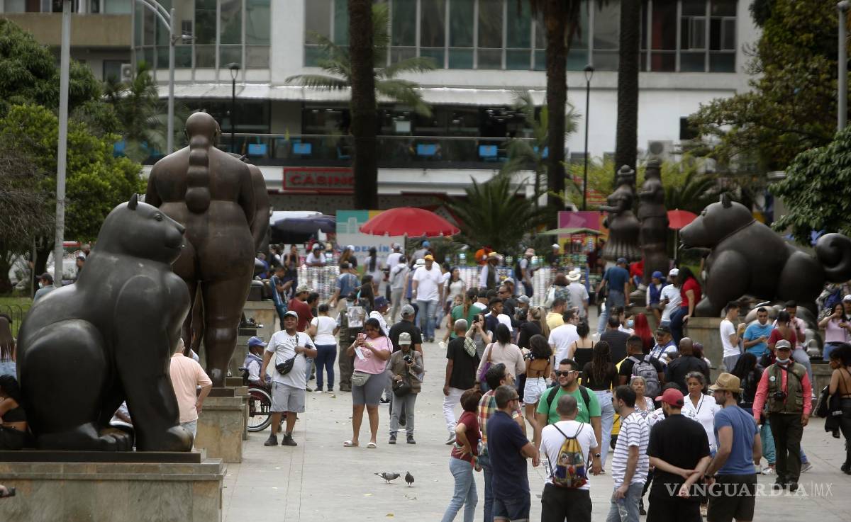 $!Algunas de las esculturas del artista colombiano Fernando Botero, el 17 de abril de 2022, en la Plaza Botero, en Medellín, Colombia.