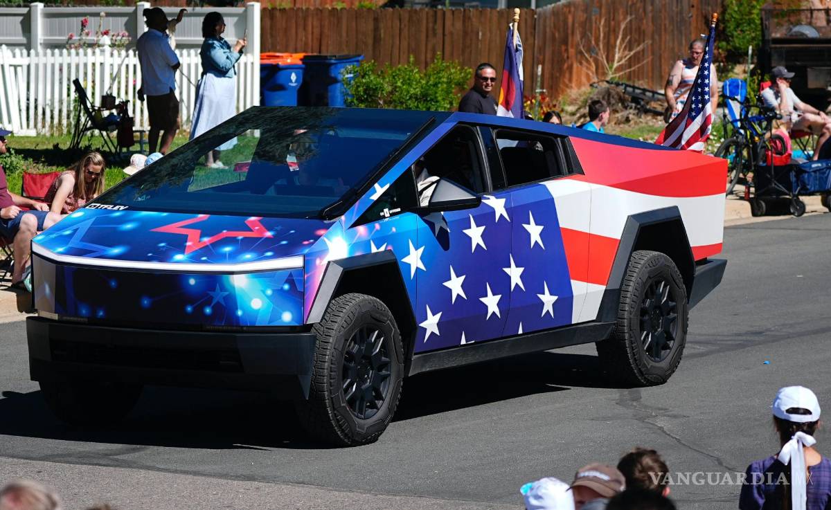 $!Un Tesla Cybertruck pintado con los colores de labandera estadounidense en el desfile de Colorado en Firestone para conmemorar el del Día de la Independencia.