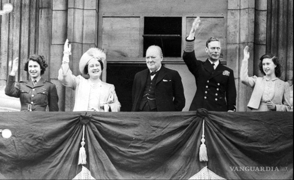 $!Imagen del 8 de mayo de 1945, de izquierda a derecha Winston Churchill, la princesa Isabel, la reina Isabel, el rey Jorge VI y la princesa Margarita.