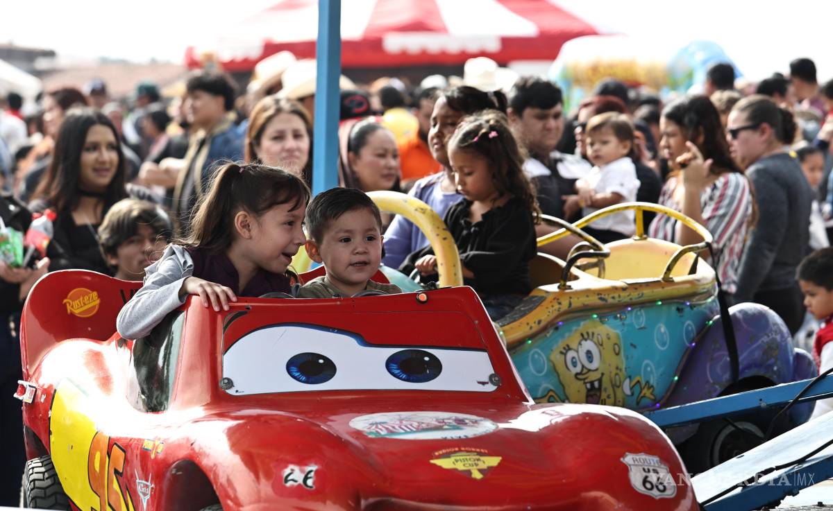 $!Los juegos mecánicos atrajeron a cientos de niños y jóvenes a lo largo de la jornada.