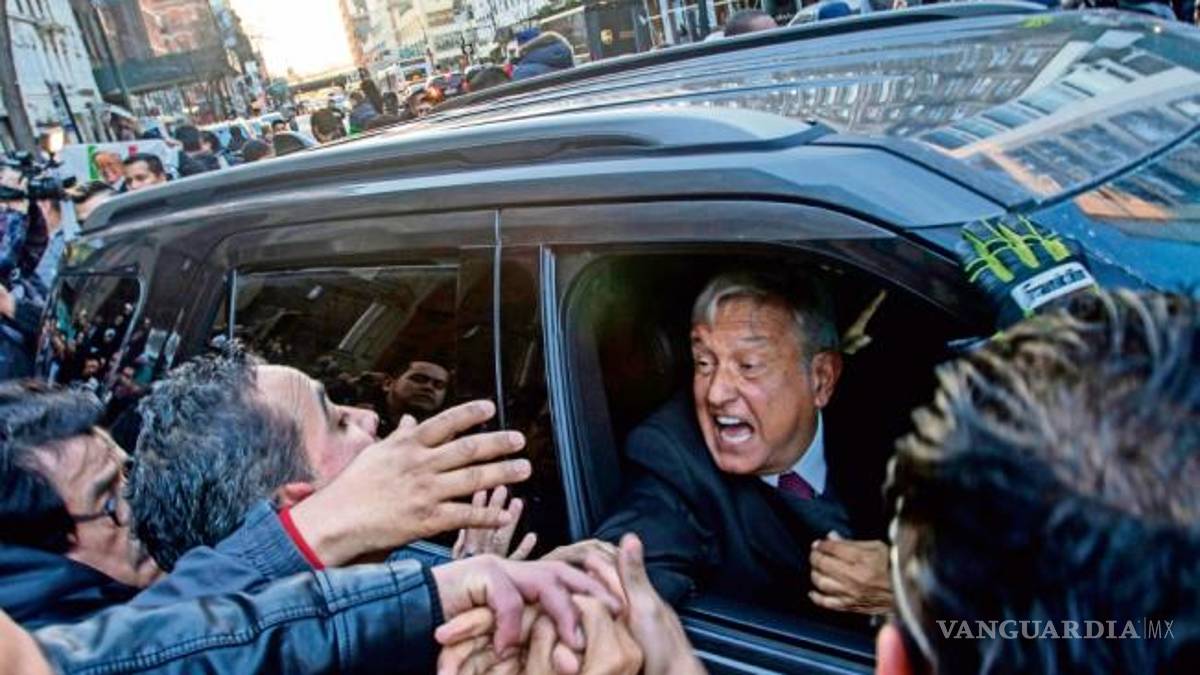 AMLO se convierte en #LordDespota luego de confrontar a padre de normalista