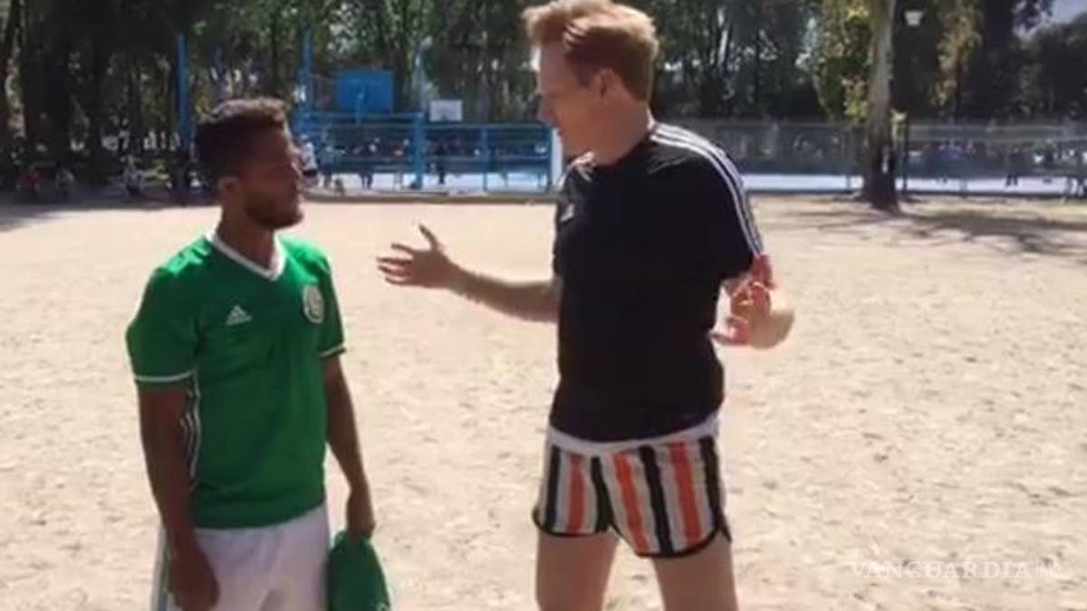 Conan O'Brien se aventó una 'cascarita' con Giovani dos Santos