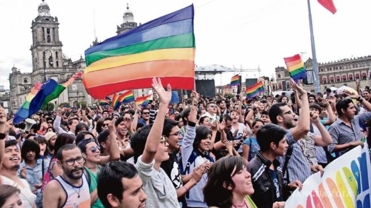 Con alegría y color marchan por el orgullo gay al Zócalo