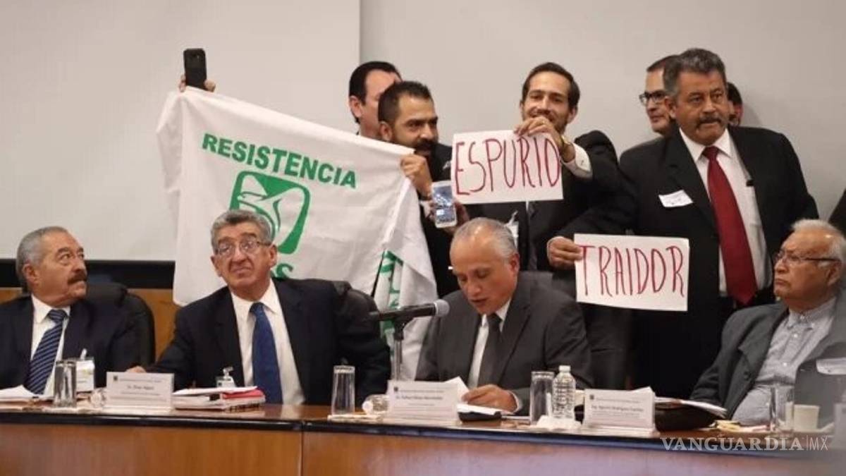 Trabajadores del IMSS irrumpen en San Lázaro