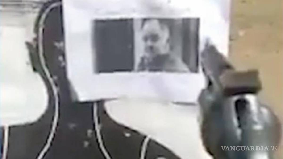 Amenazan a Héctor de Mauleón al usar su foto como blanco en un ‘stand’ de tiro