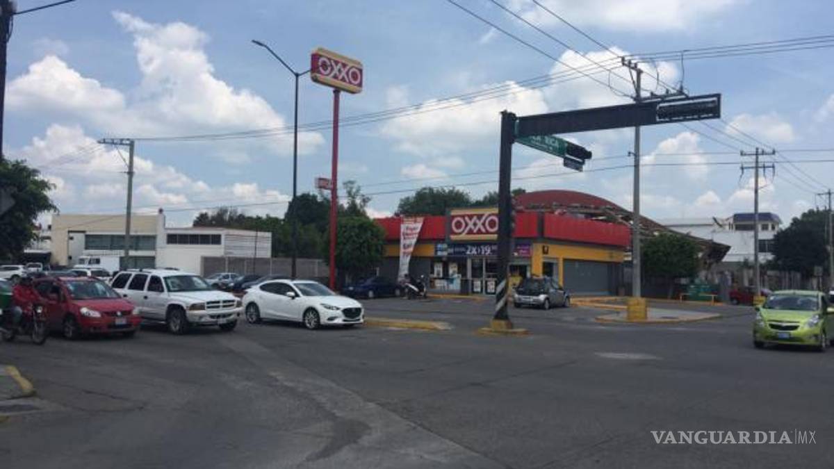Escuelas, un Oxxo y hasta un bar en predios de Pemex que el sindicato ha administrado como suyos