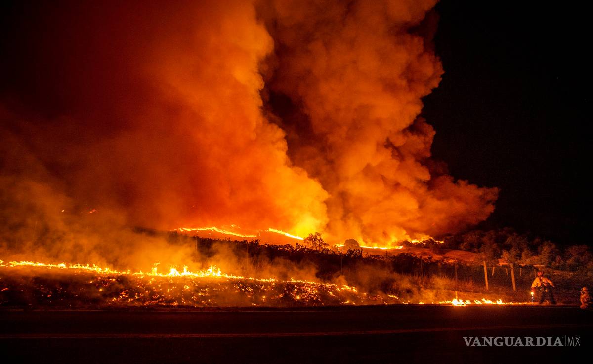 $!Vientos dan vida a incendio en california