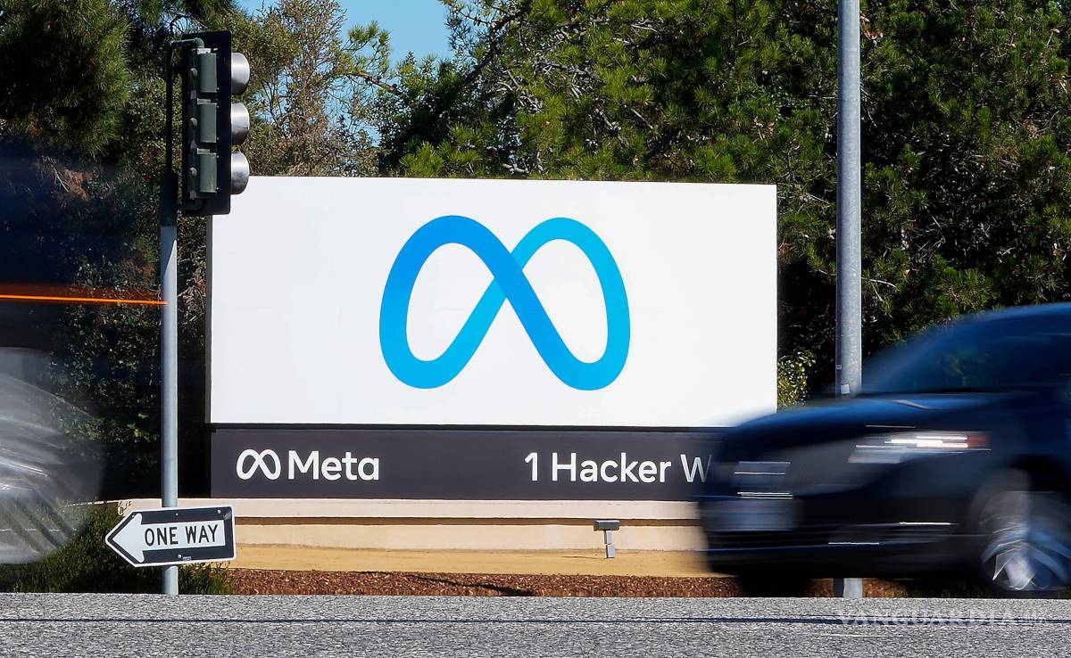 $!Un auto pasa frente al nuevo logotipo de Meta en un letreeo en las oficinas generales de la empresa, el 28 de octubre de 2021, en Menlo Park, California.