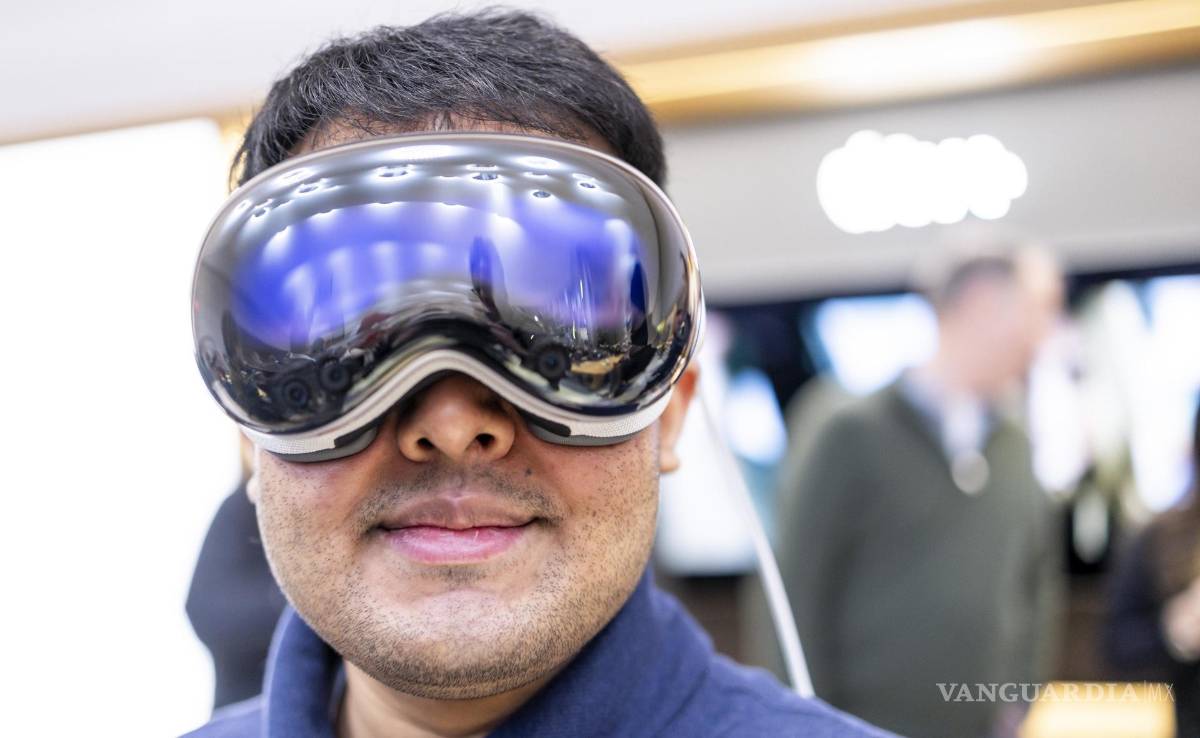 $!El cliente Aarish Syed, de Nueva Jersey, prueba los nuevos auriculares Apple Vision Pro durante el lanzamiento del producto en una Apple Store de Nueva York.