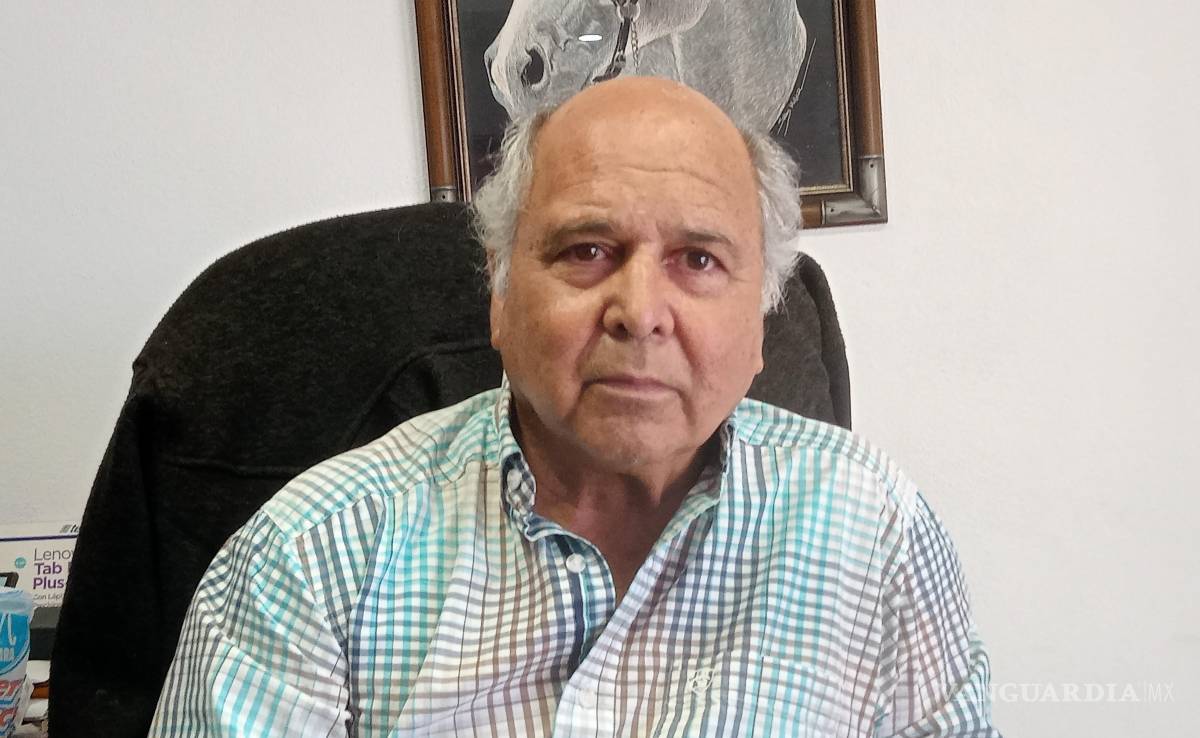 $!Mario Dávila, productor de forrajes, señala que la falta de notificación dejó campos sin riego.