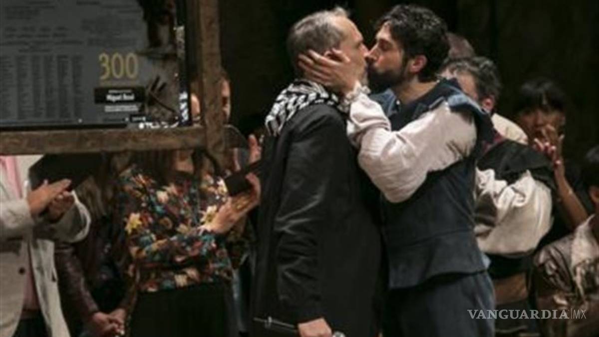 Miguel Bosé y Benny Ibarra se besan en el teatro