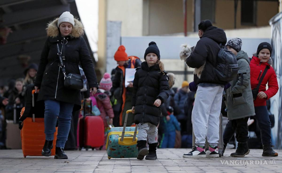 $!Ucranianos abandonan la plataforma después de que el tren que los trajo desde la ciudad de Iasi llegó a la estación de tren en Bucarest. EFE/EPA/Robert Ghement