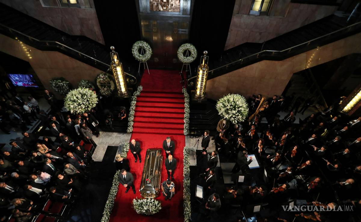 $!FOTOGALERÍA: Palacio de Bellas Artes rinde tributo al príncipe de la canción José José