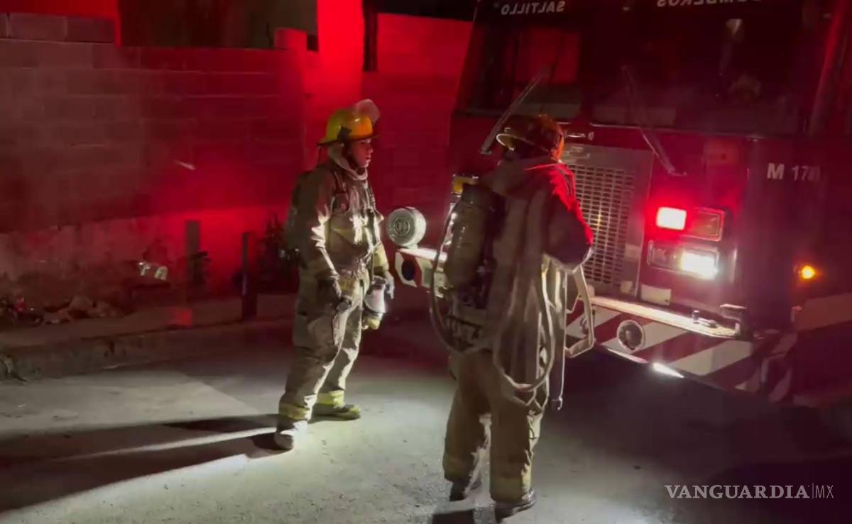 $!Autoridades investigan las causas que originaron el incendio en la vivienda abandonada, la cual presuntamente era utilizada como refugio temporal por algunas personas que transitaban por el sector.