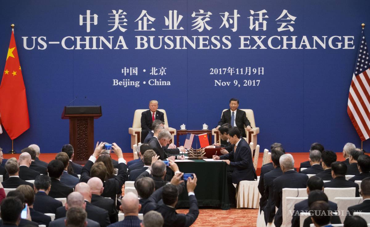 $!El presidente Donald Trump y el presidente Xi Jinping de China, en el escenario durante una cumbre económica en Beijing, el 9 de noviembre de 2017.