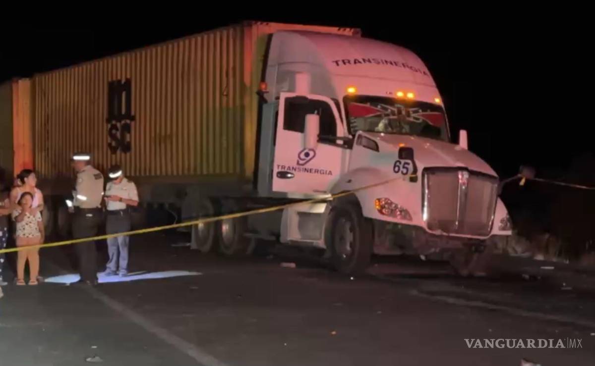 $!El accidente ocurrió en el kilómetro 300 de la carretera libre a Zacatecas, en las inmediaciones del ejido Guadalupe Victoria.