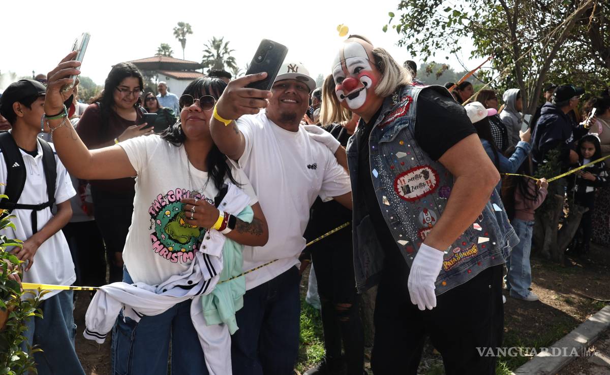 $!Carlos Campa, “Regalito”, posando para la foto con los trabajadores y familiares.