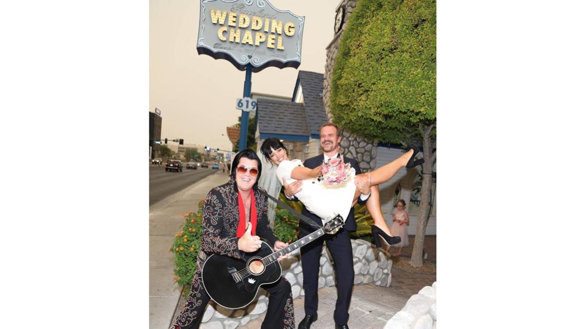 David Harbour y Lily Allen se casan en secreto y comparten sus fotos con el mundo