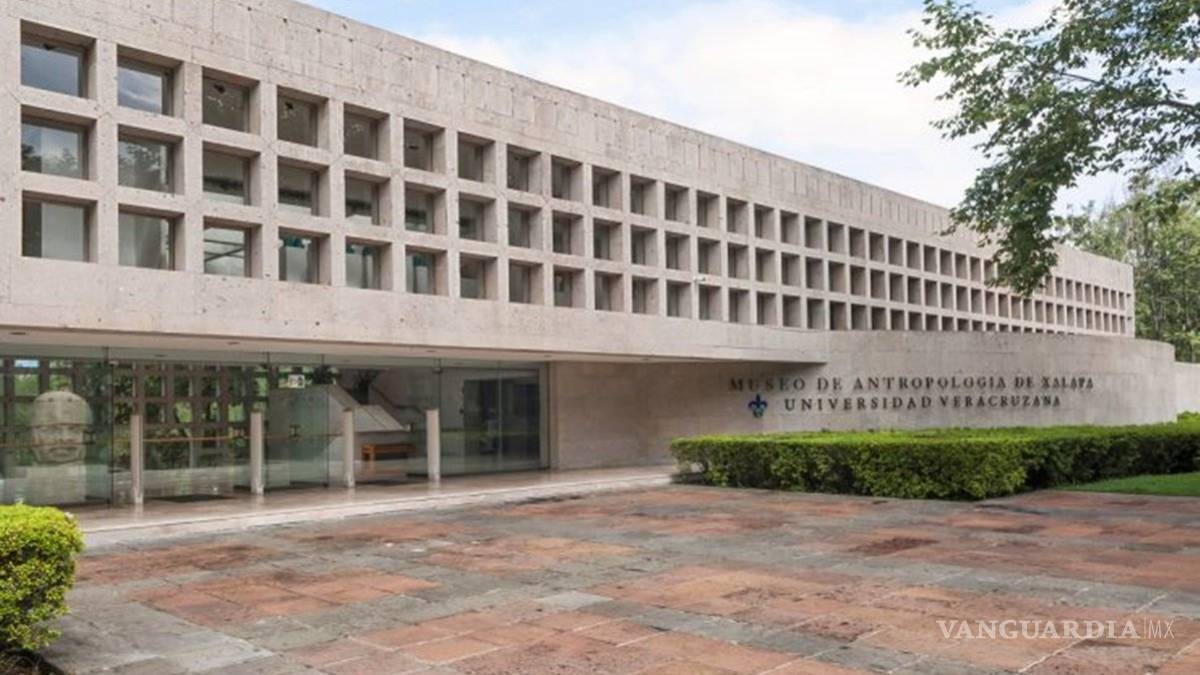 Por adeudos, Universidad Veracruzana desaloja librería Educal