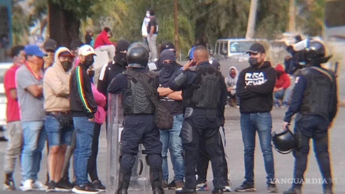 Arrestan a normalistas en enfrentamiento en Michoacán