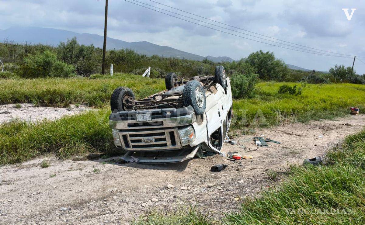 $!La camioneta terminó volcada a un costado de la carretera tras una aparente falla mecánica.
