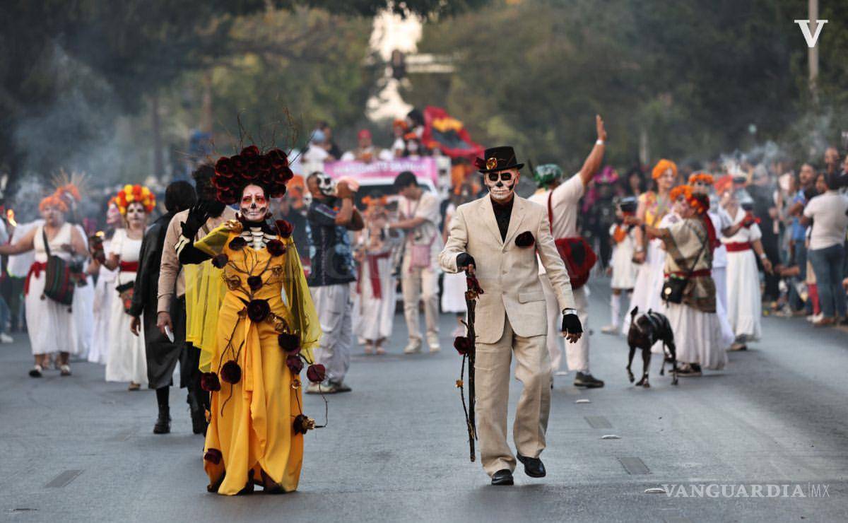 $!Desfile Xantolum deja el Centro Histórico y llega a Parque Centro de Saltillo