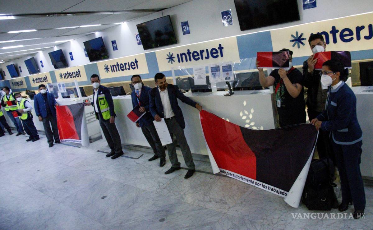 $!Las banderas rojinegras fueron colocadas en las instalaciones de la aerolínea Interjet en el AICM.,
