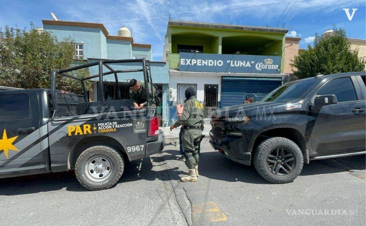 $!Durante el operativo de búsqueda de un tercer implicado, las corporaciones realizaron recorridos en calles cercanas e incluso en el arroyo que divide ambas colonias.