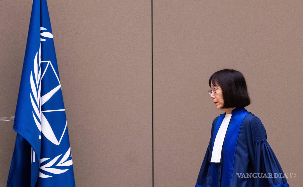 $!La jueza Tomoko Akane camina antes de dictar el veredicto en el caso Al Hassan ante la Corte Penal Internacional en La Haya, el 20 de noviembre de 2024.