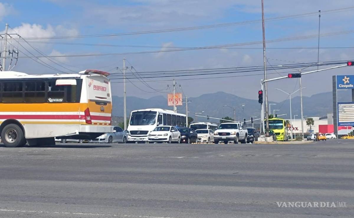 $!No se necesita ser horario escolar u hora pico; la cantidad de vehículos en la zona rebasa la capacidad de flujo.