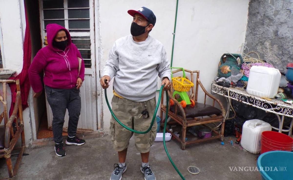 $!Isidro Jaramillo arrastra un adeudo de más de 34 mil pesos por diversos conceptos y consumos atrasados. Con el agua cortada debe surtirse con garrafones que trae de otra colonia.