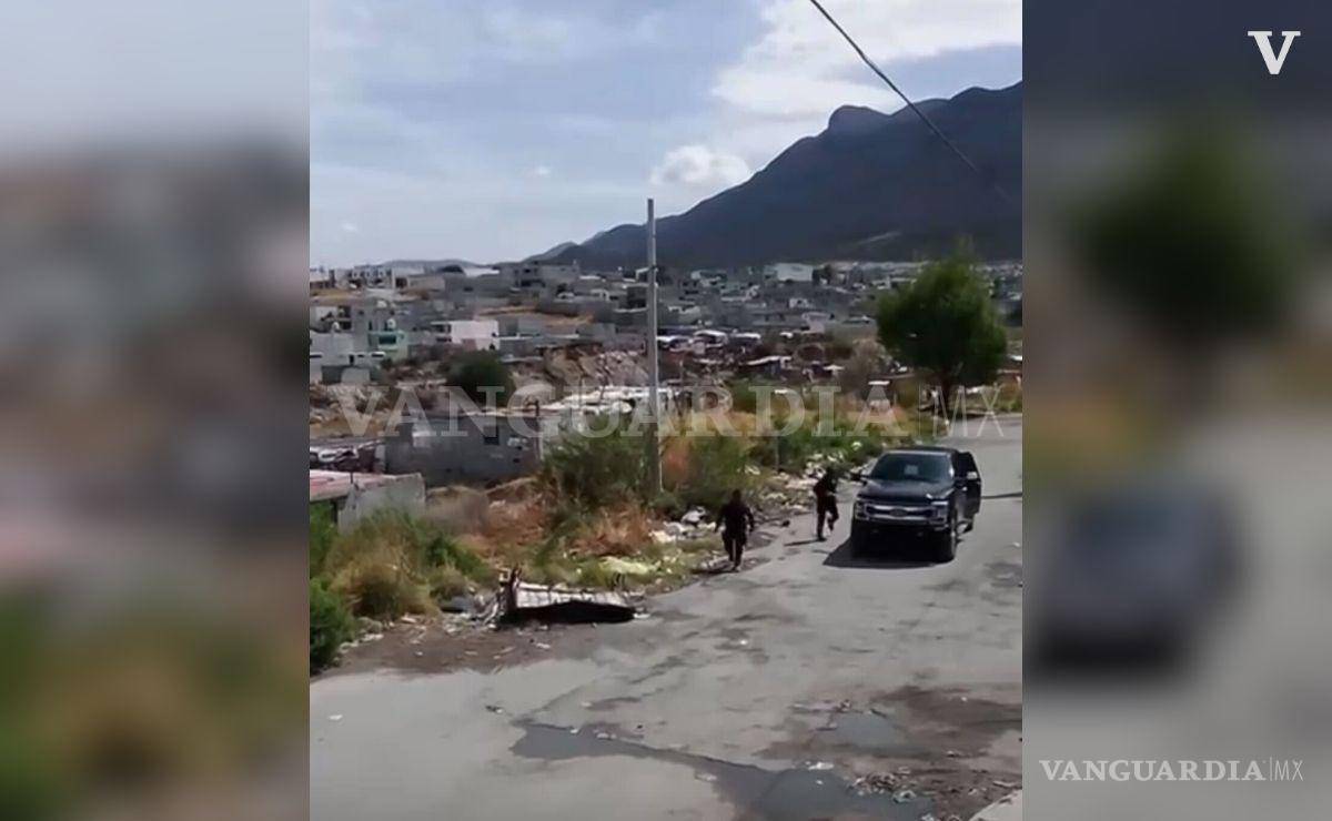 $!Durante el operativo, un grupo de personas lanzó piedras y palos contra los agentes.