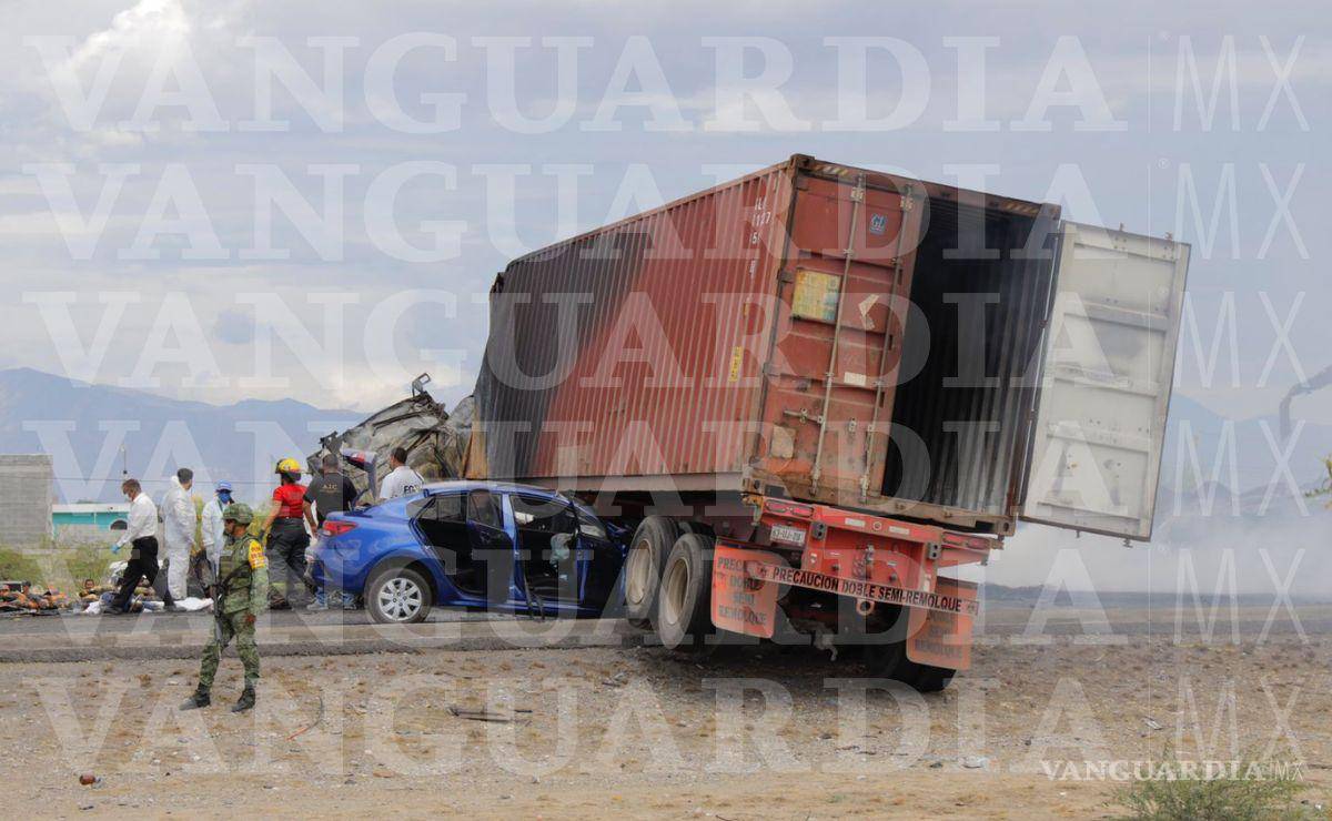 $!Dos personas más fueron rescatadas del accidente y puestas a salvo por vecinos de la colonia.