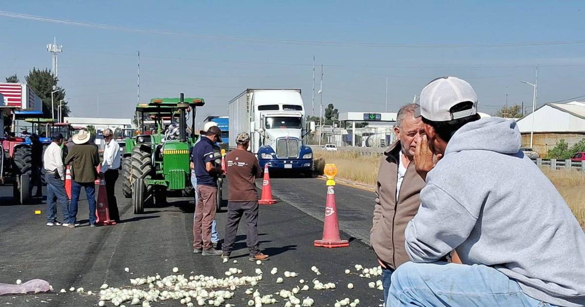 Se mantienen bloqueos de campesinos en 8 puntos del País