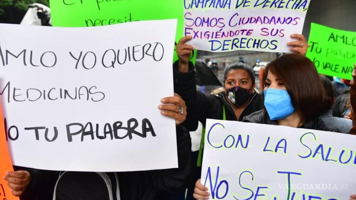 Bloqueo de padres de niños con cáncer en el AICM: exigen medicamentos y renuncia de Gatell