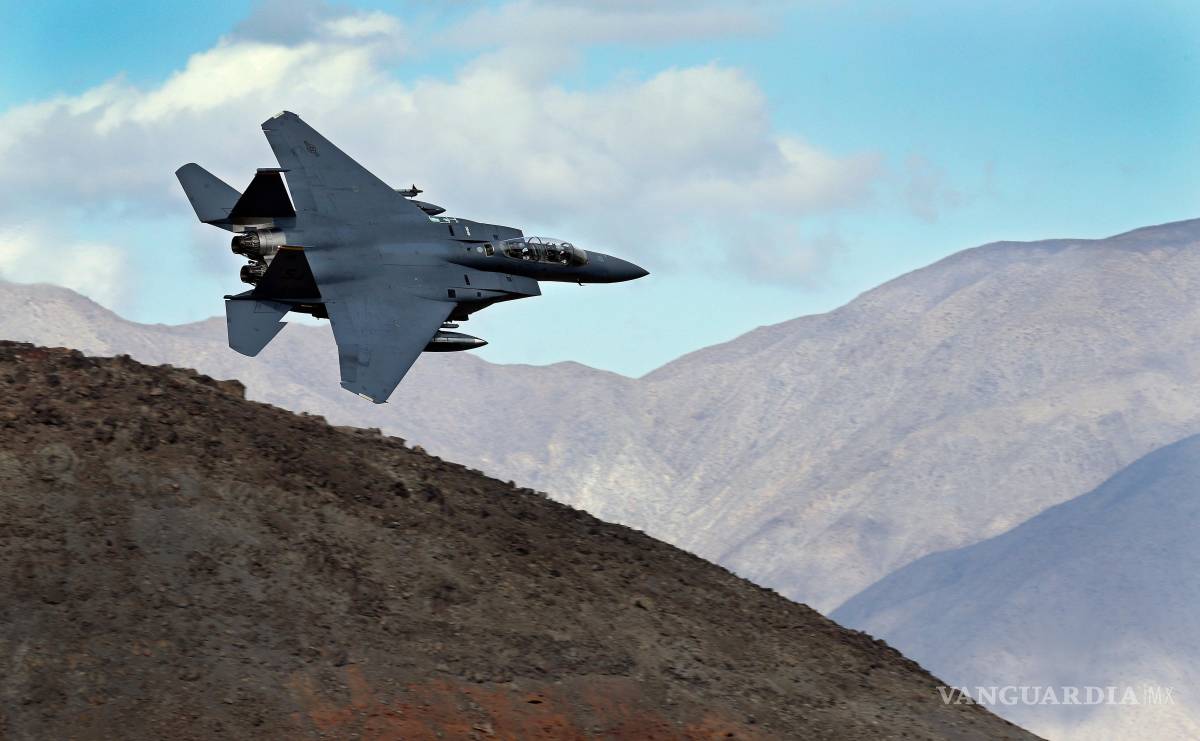 $!Un F-15E Strike Eagle gira hacia la cordillera de Panamint sobre el Parque Nacional del Valle de la Muerte, California, el 27 de febrero de 2017.